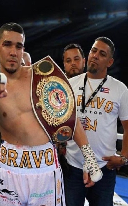 Nestor Bravo with his team and the belt
